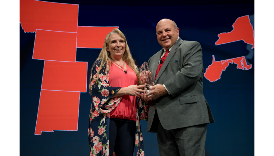 MFBF President Cyndi Johnson receives the Pinnacle Award from American Farm Bureau President Zippy Duvall. 